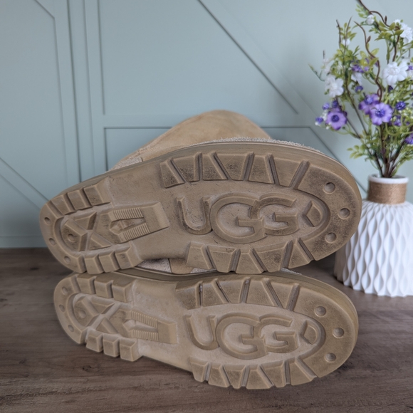 UGG sheepskin boot - Picture 7 of 12